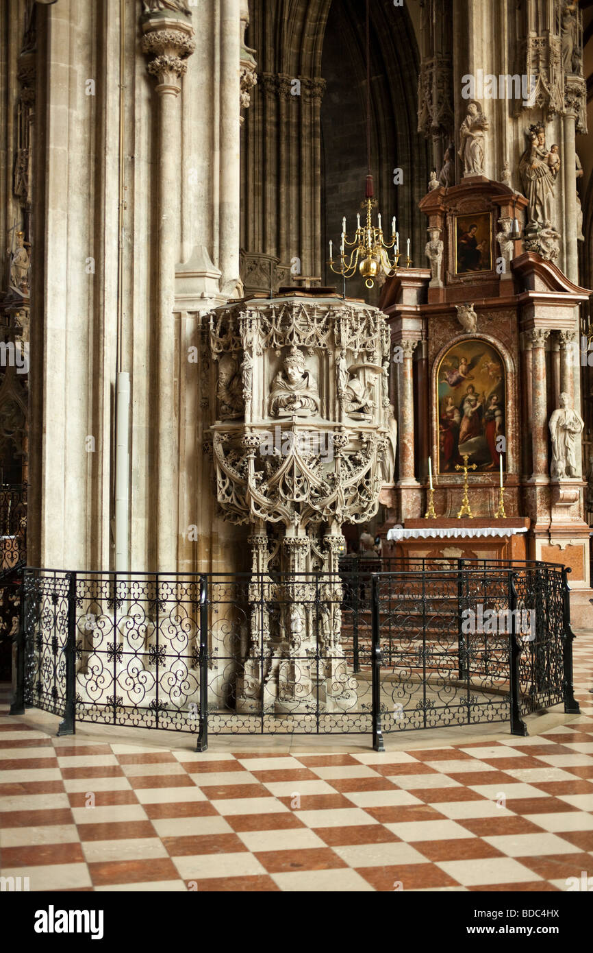 Il pulpito nella navata gotica, la cattedrale di Santo Stefano, Stephansdom, Stephansplatz, Vienna, Austria Foto Stock