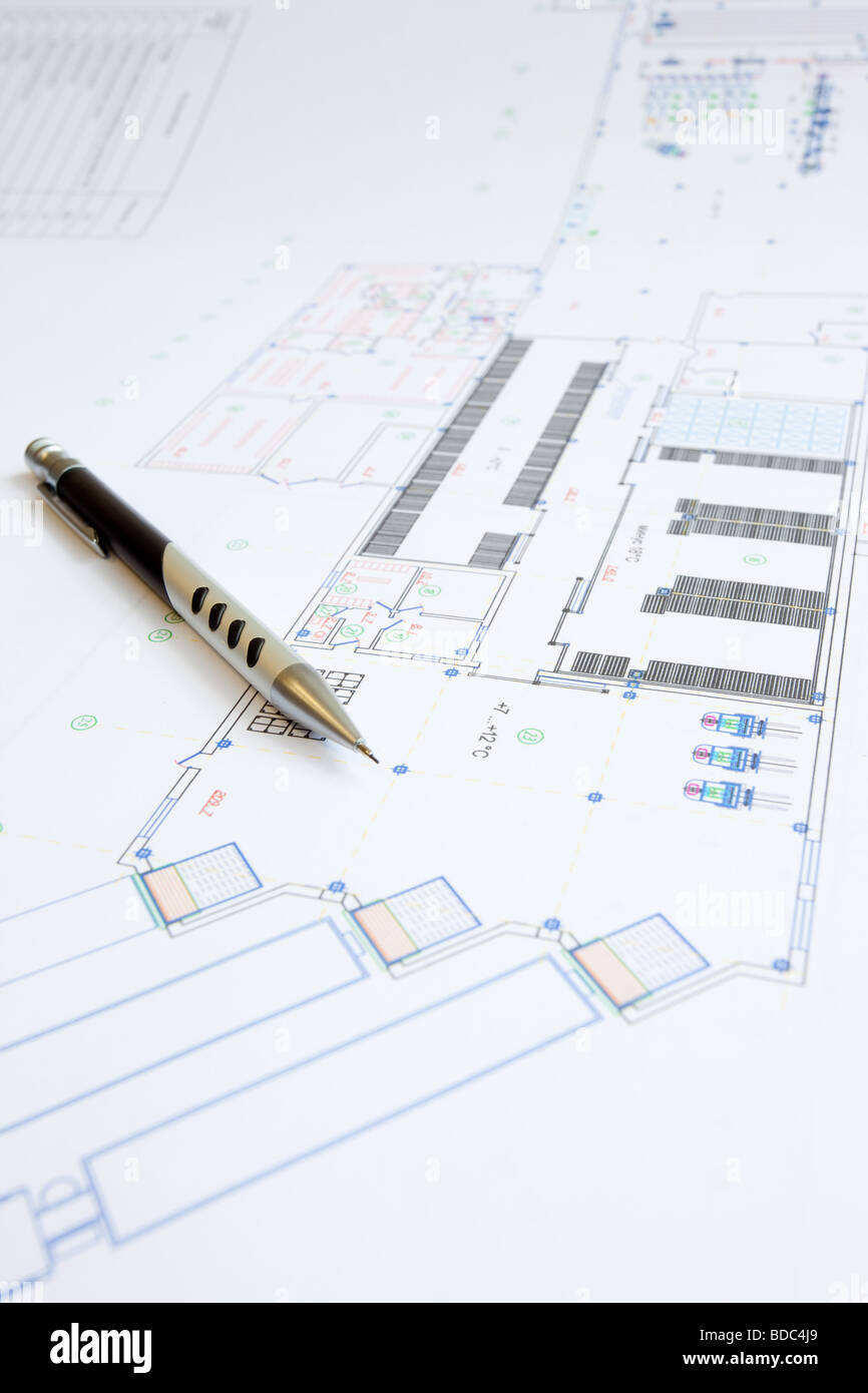 Il disegno del tecnico su un foglio di carta di grande formato Foto Stock