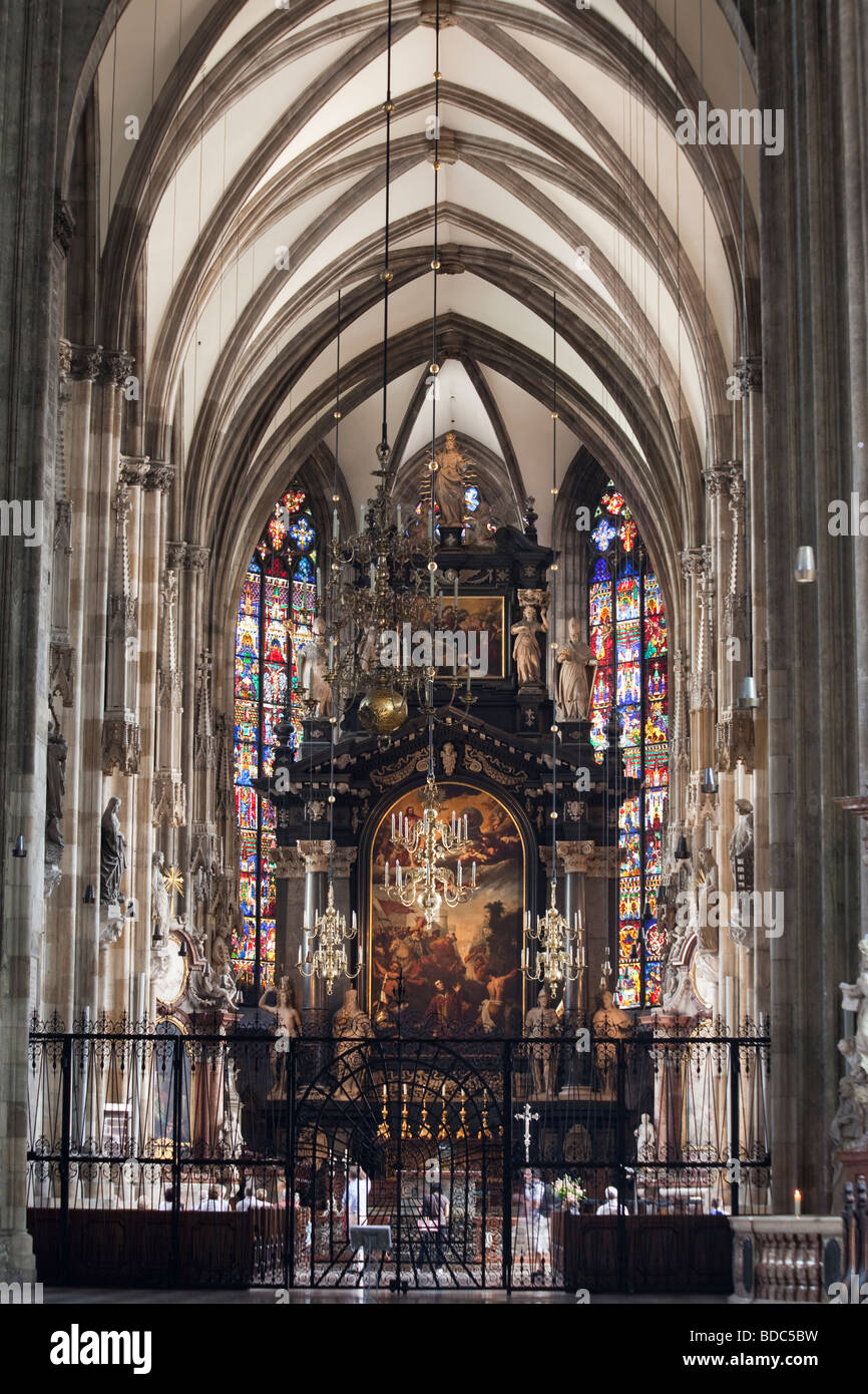 Navata gotica, la cattedrale di Santo Stefano, Stephansdom, Stephansplatz, Vienna, Austria Foto Stock