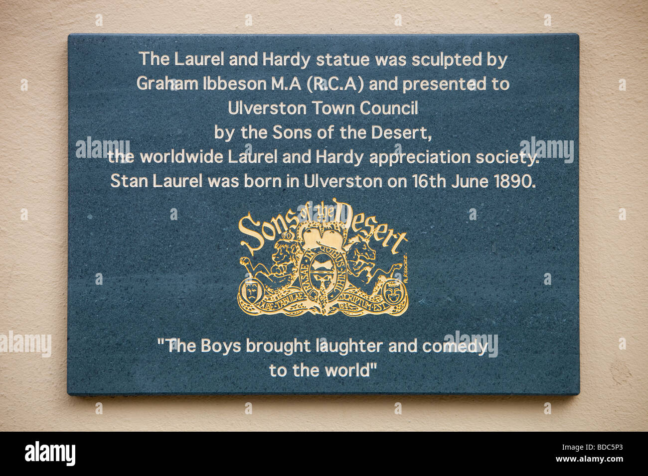 Placca di circa il Laurel e Hardy statua fuori Ulverston s incoronazione Hall scolpito da Graham Ibbeson Foto Stock