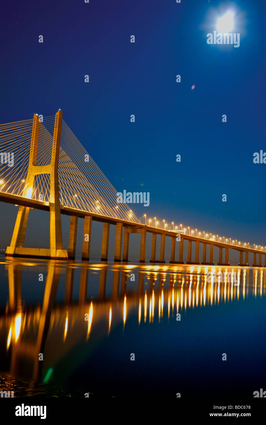 Ponte vasco da gama by night immagini e fotografie stock ad alta  risoluzione - Alamy