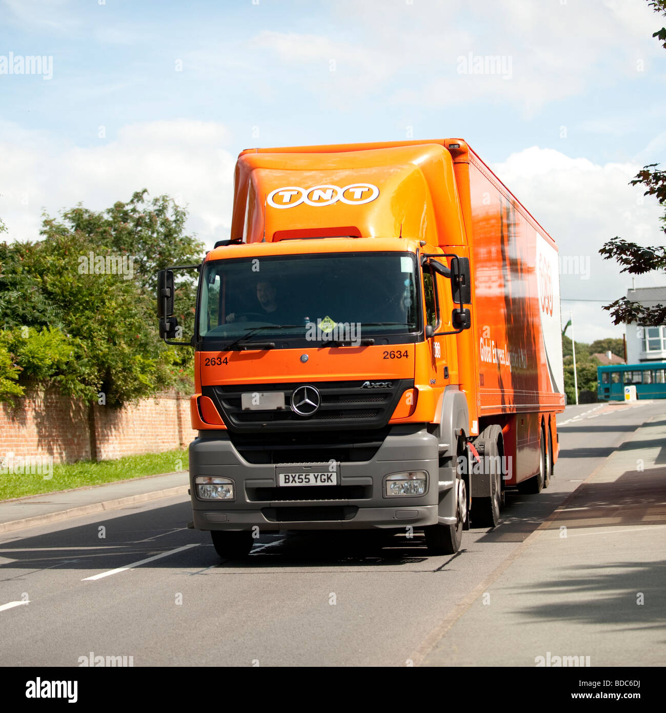 Colore arancio TNT Global Logistics carrello HGV camion consegna REGNO UNITO Foto Stock