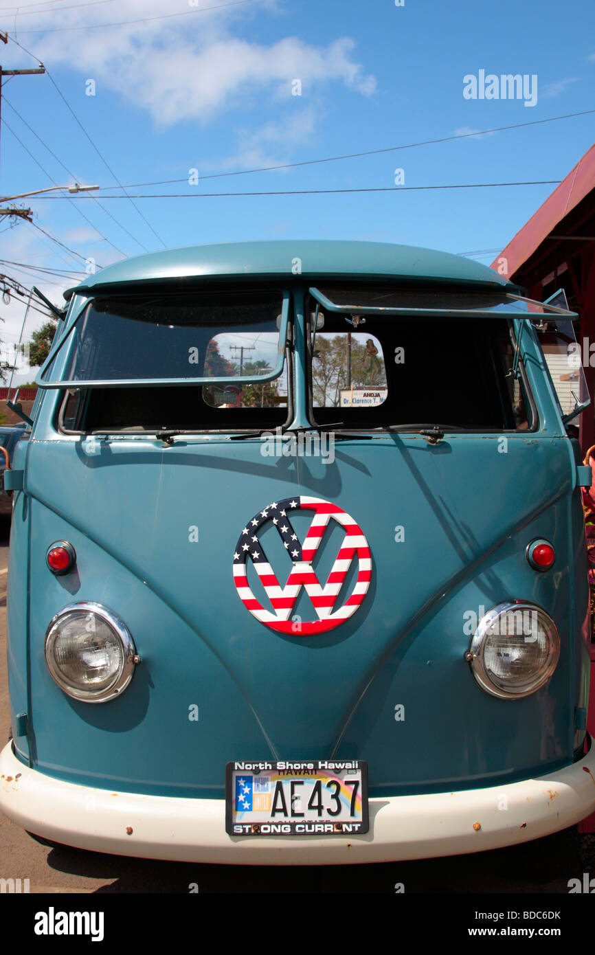 Volkswagen microbus con logo VW verniciato a stelle e strisce parcheggiato in Haleiwa Oahu Hawaii Foto Stock