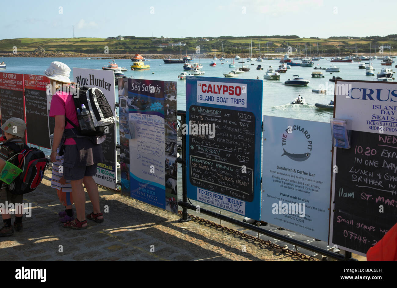 Bacheche sul quay a St Mary che mostra i dettagli di gite in barca per le isole vicine. Foto Stock