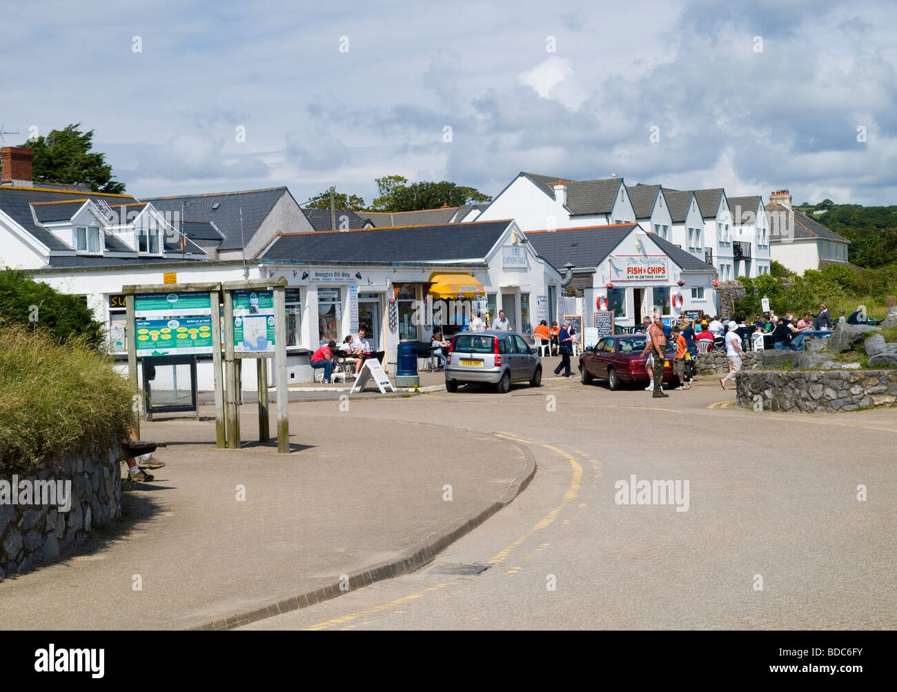 Il pesce e il chip shop dalla spiaggia di Port Eynon, Penisola di Gower Swansea Wales UK Foto Stock