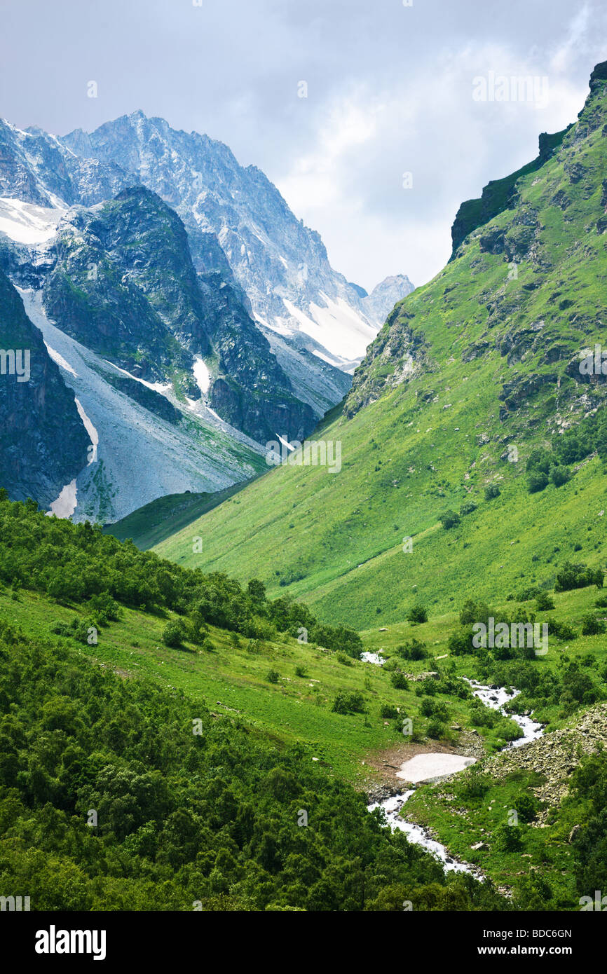 Estate vista delle montagne del Caucaso Dombai Dombain Russia Foto Stock