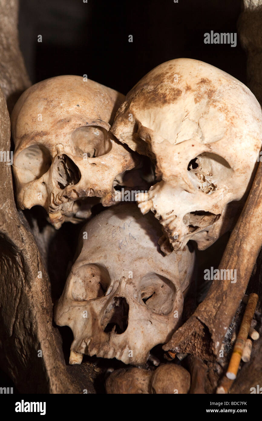 Indonesia Sulawesi Tana Toraja Londa borgo grotta sepolcrale teschi e del femore in rock schisi Foto Stock