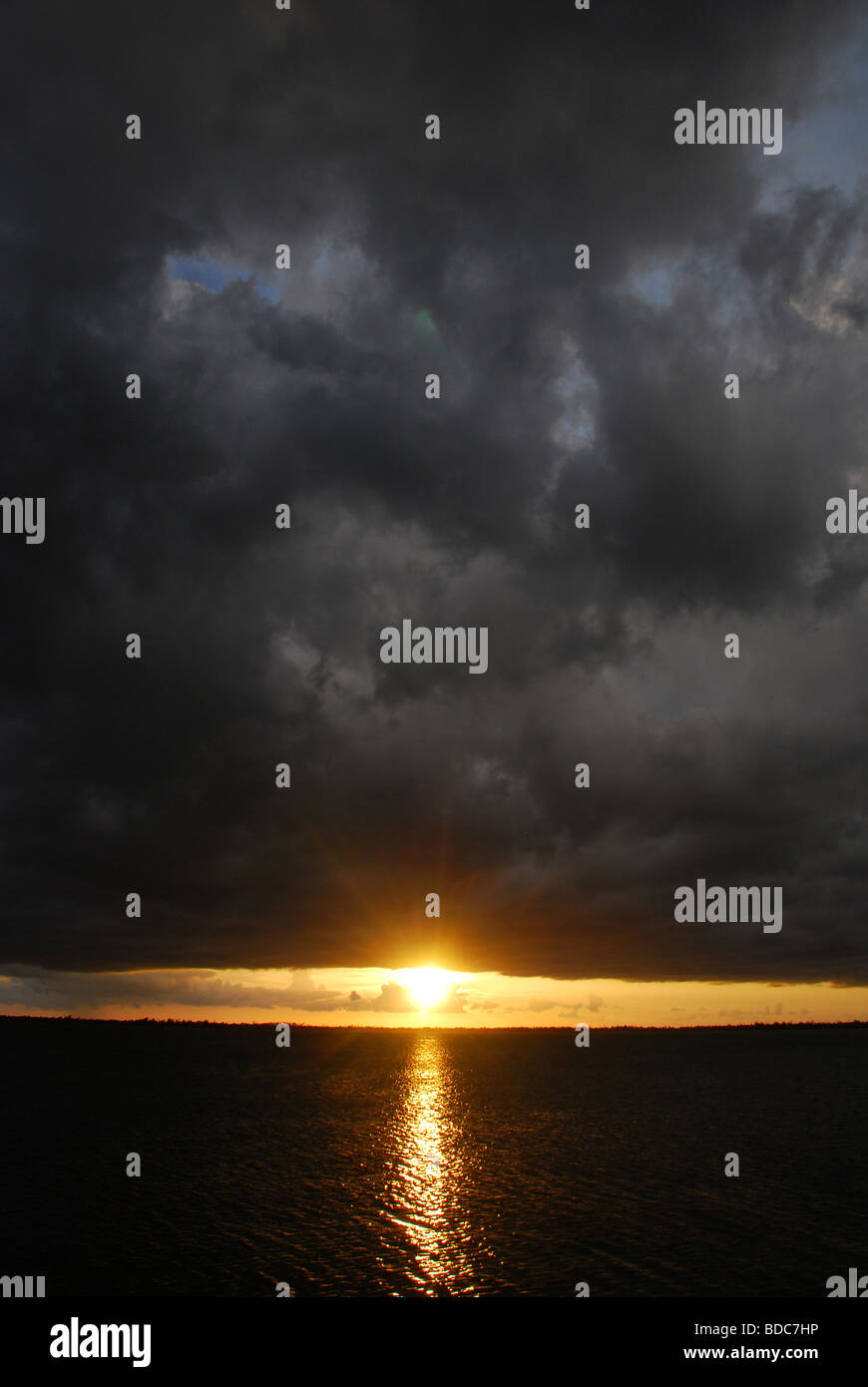 Black Storm cloud si muove rapidamente su sunset Southwest Florida USA Foto Stock