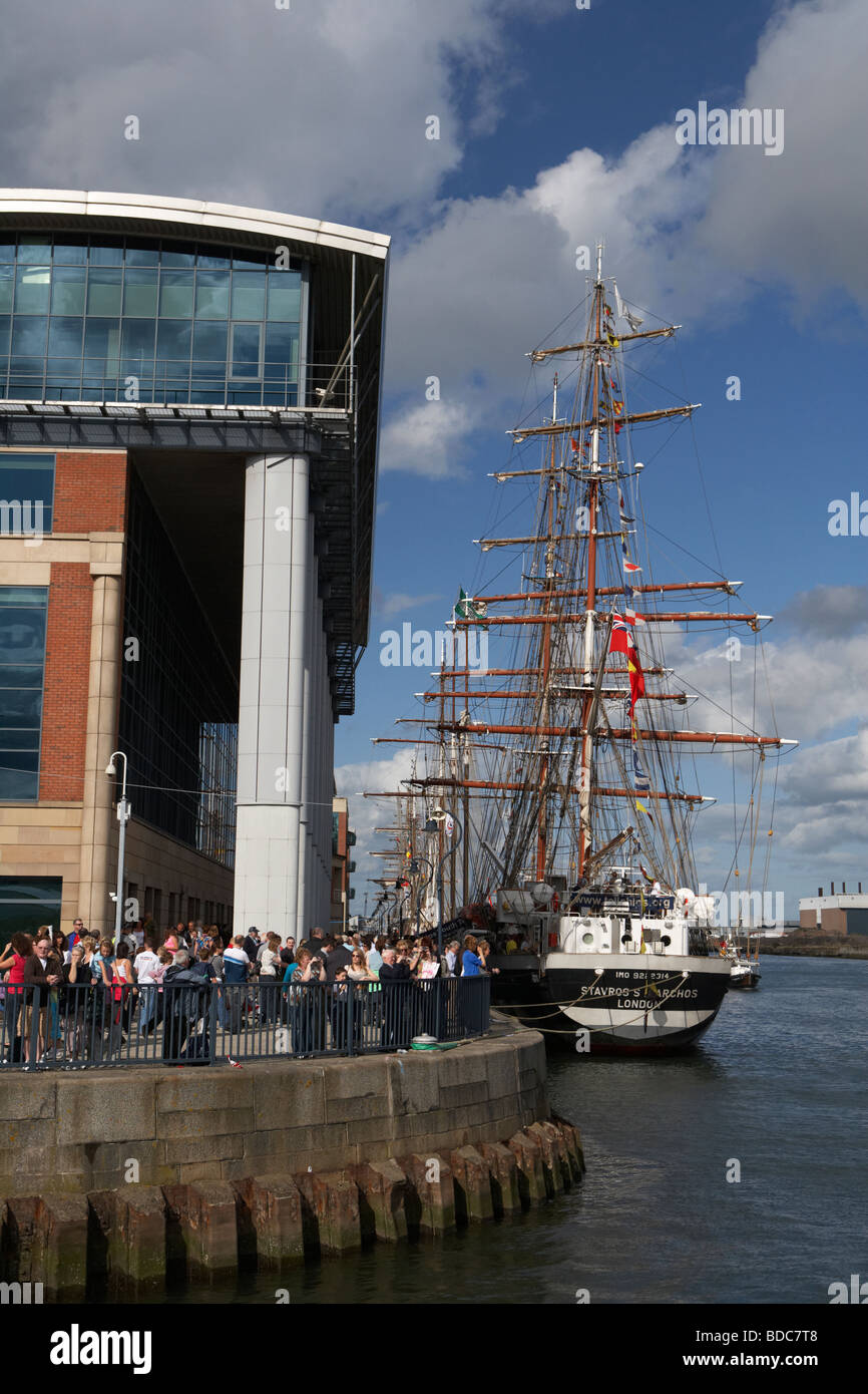 Tall Ship ormeggiato a Clarendon dock al di fuori di un edificio per uffici durante la tall ships visita a Belfast nel 2009 Foto Stock