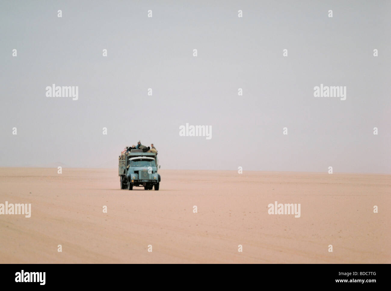 Elk114-6205 Algeria, il deserto del Sahara, carrello attraversare il deserto del Sahara Foto Stock
