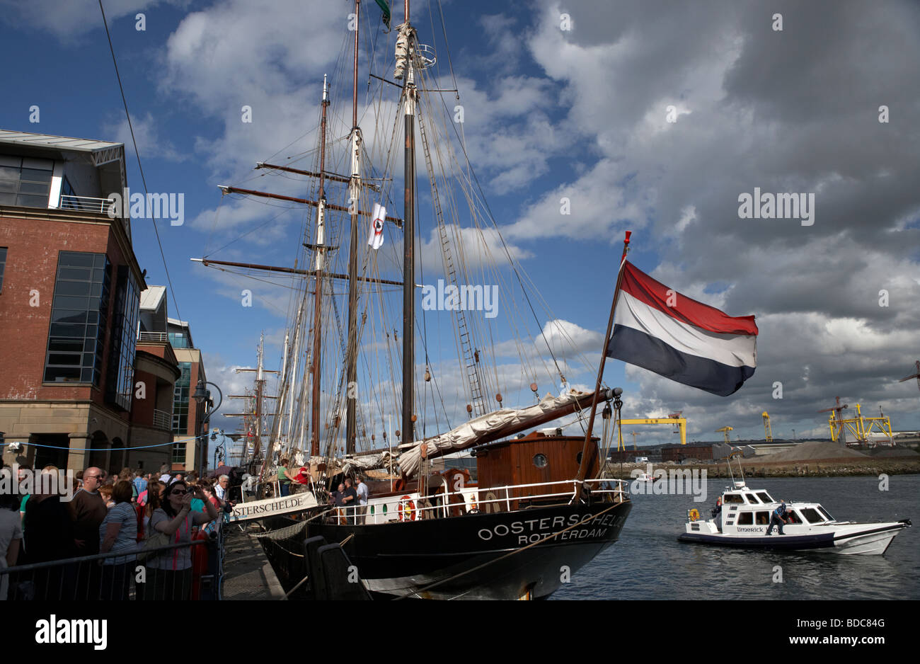 Dutch tall ship oostershelde ormeggiato sul fiume Lagan con titanic quarter in background Foto Stock