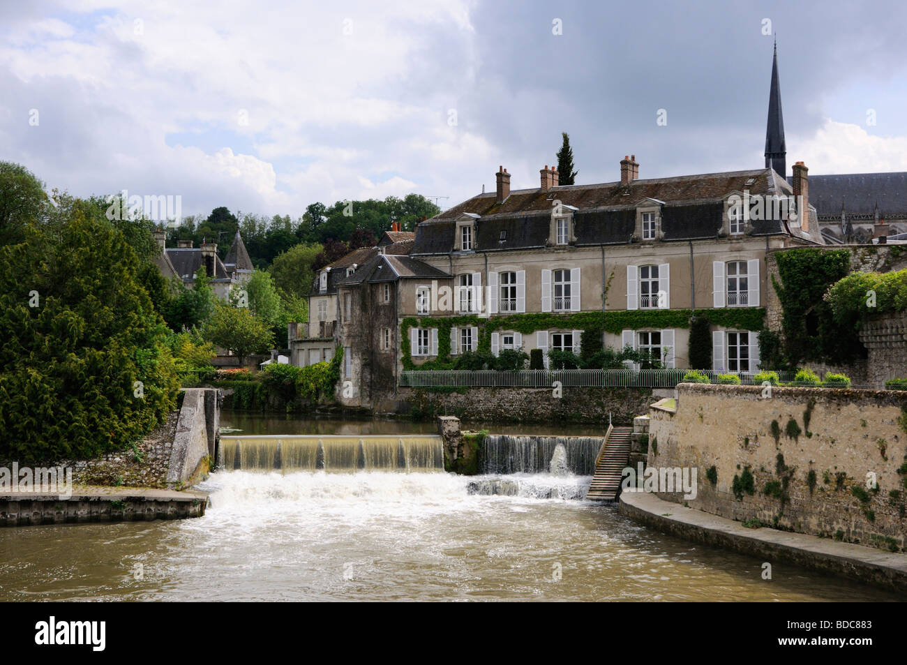 La diga sul fiume Loir accanto al Watergate, Vendôme, Loir-et-Cher, Centre, Francia. Foto Stock