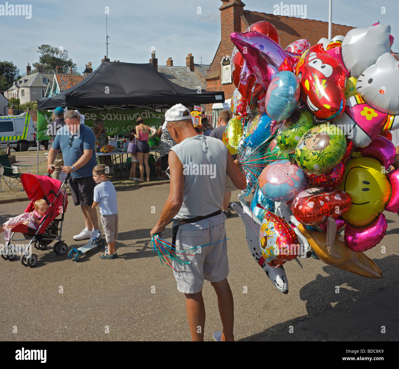 Venditore di palloncini venditore immagini e fotografie stock ad alta  risoluzione - Alamy