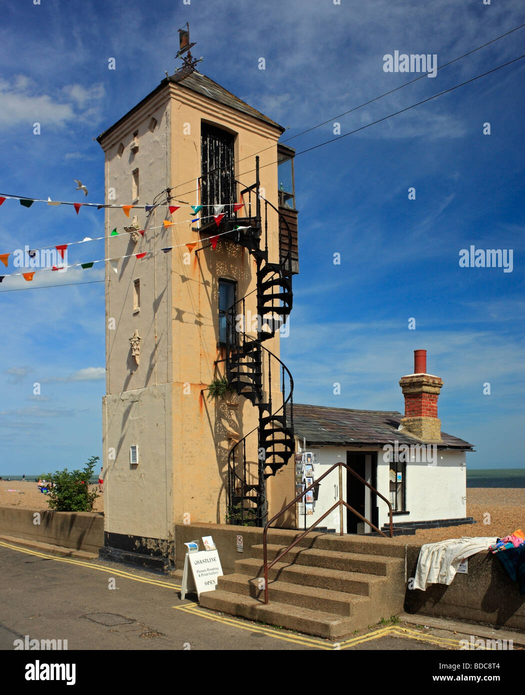 Vecchia Stazione di salvataggio e della torre di vedetta. Aldeburgh, Suffolk, East Anglia, Inghilterra, Regno Unito. Foto Stock