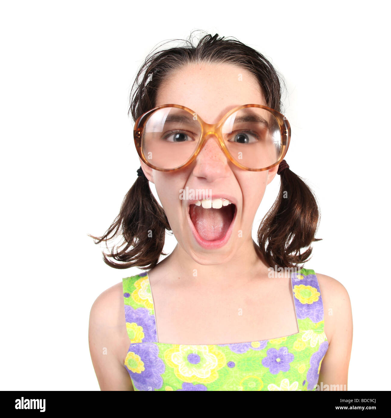 Funny Girl indossando occhiali grandi grida verso il visualizzatore Foto  stock - Alamy