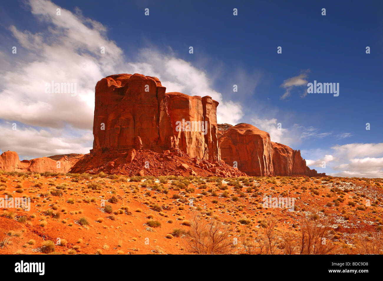 Unico grande rock formazione in Monument Valley NEGLI STATI UNITI Foto Stock