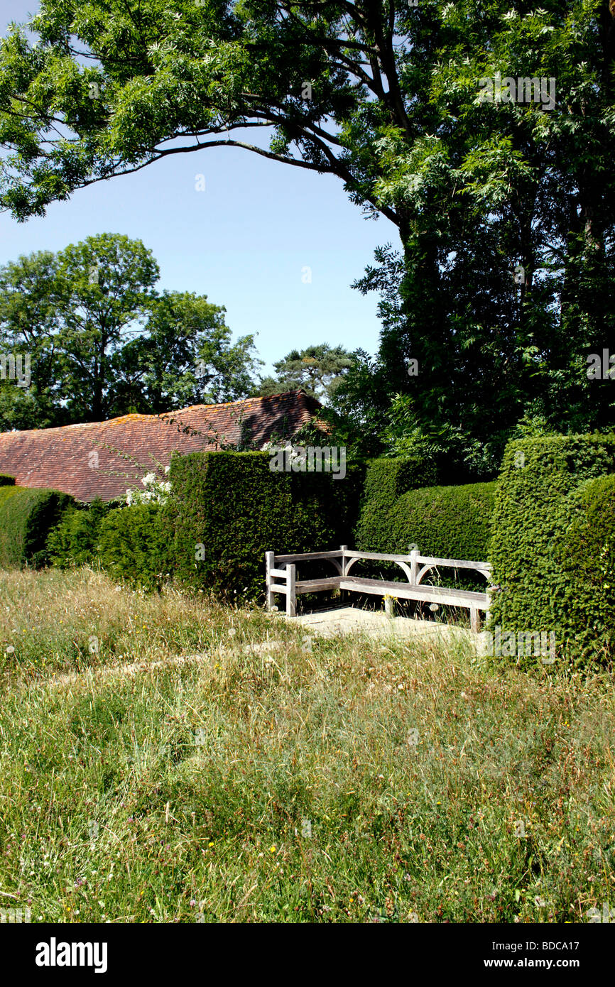 Un angolo di tranquillità in un paese di lingua inglese il giardino. Foto Stock