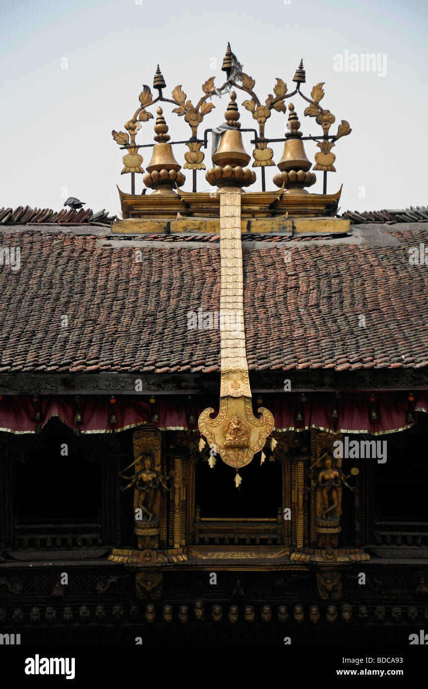 Dettaglio del tetto del palazzo della Kumari Ghar la dea vivente Durbar Square sito Patrimonio Mondiale dell'UNESCO Kathmandu in Nepal Foto Stock