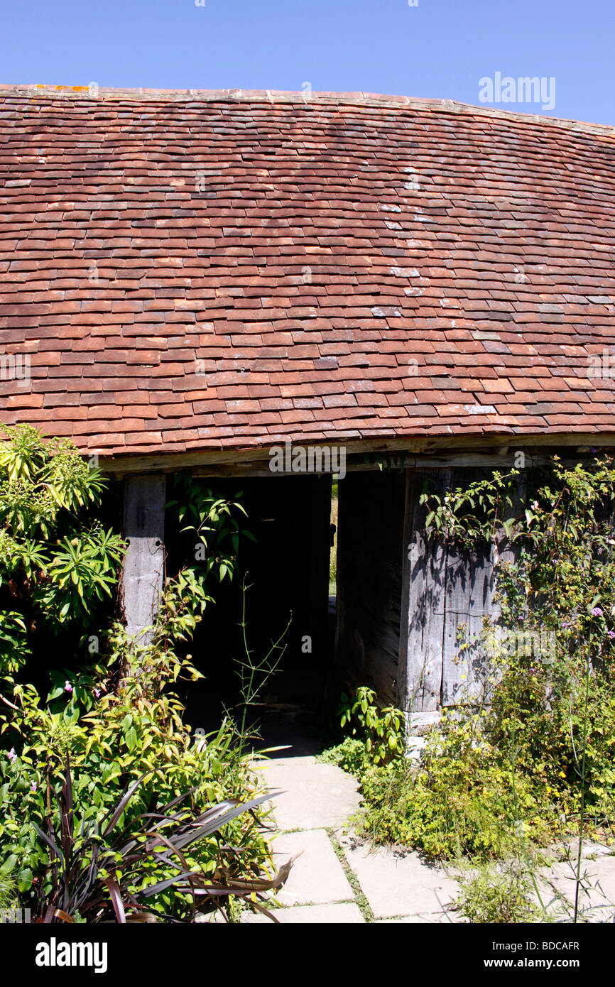 Tetto di tegole di un giardino vecchio capannone per il rimessaggio in un paese di lingua inglese il giardino. Foto Stock
