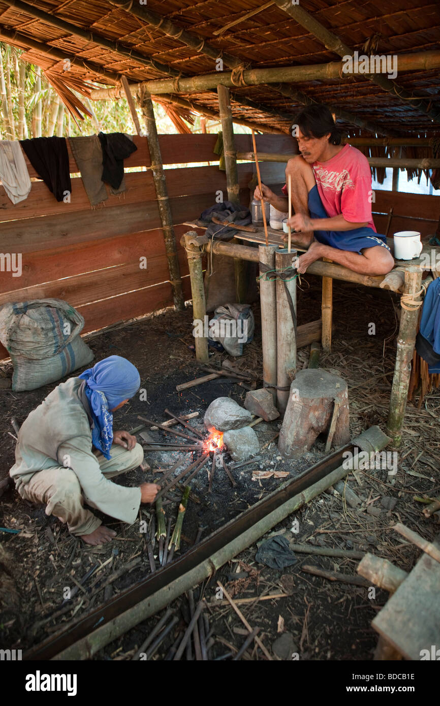 Indonesia Sulawesi, Tana Toraja, Lokkomata, muratori rendendo rock grave forgiatura punte a scalpello nel fuoco Foto Stock