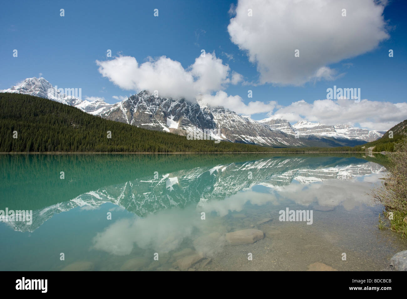 Montare Noyes riflessa nel lago di uccelli acquatici Parco Nazionale di Banff Alberta, Canada LA004045 immagine HDR Foto Stock
