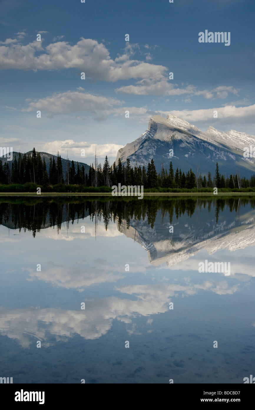 Monte Rundle riflesso nel Vermillion Lakes Banff National Park Alberta Canada LA004146 Foto Stock