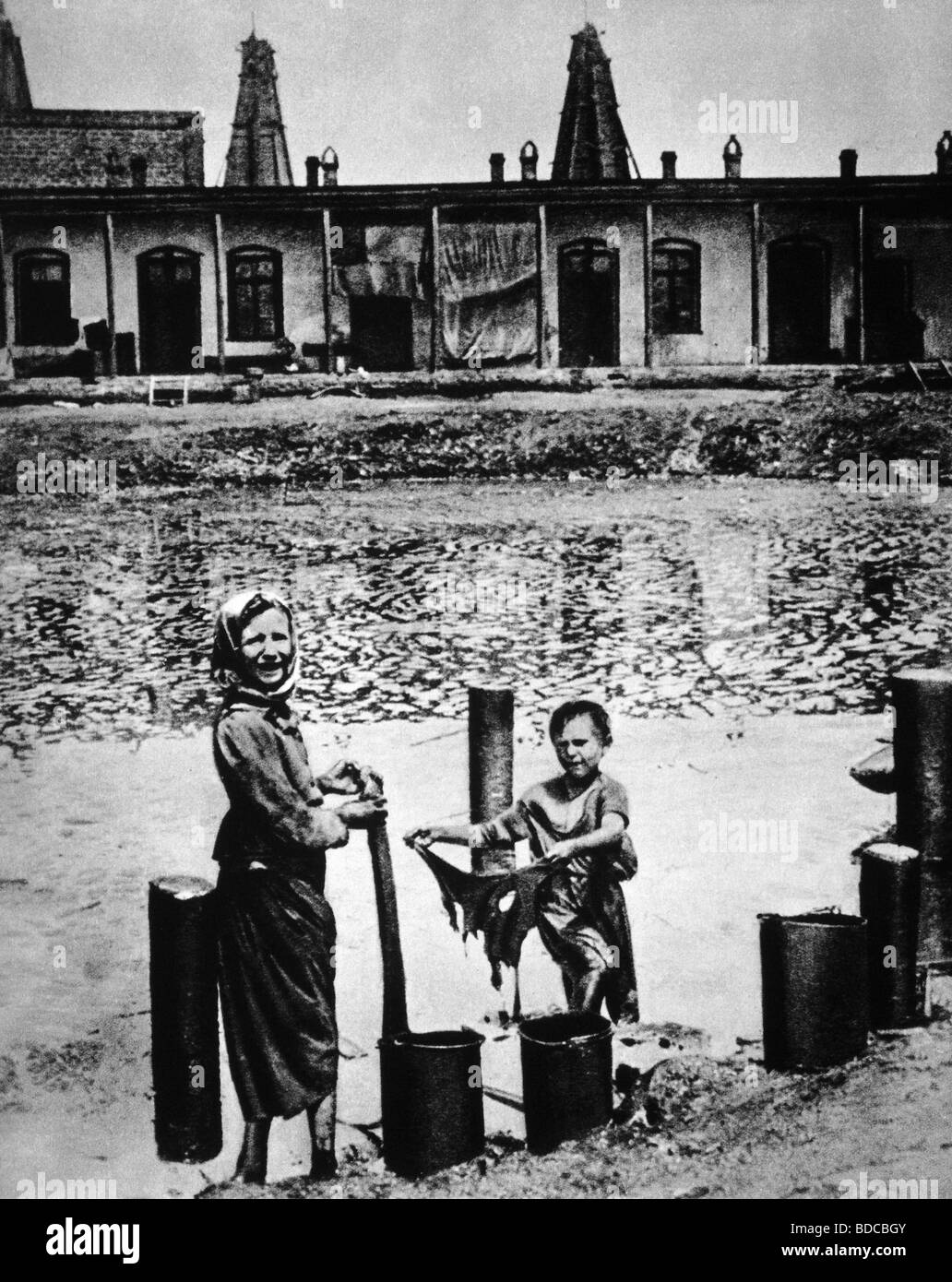 Geografia / viaggio, Azerbaigian, industria, campo petrolifero di Baku, bambini scobopimg olio inquinato per il riscaldamento e la cottura, 1930s, , Foto Stock