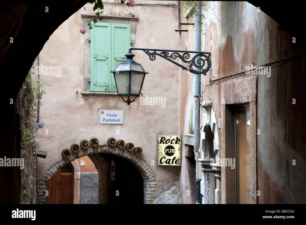 Visualizza in basso un vicolo laterale a Malcesine a nord est del lago di Garda, Italia. Foto Stock