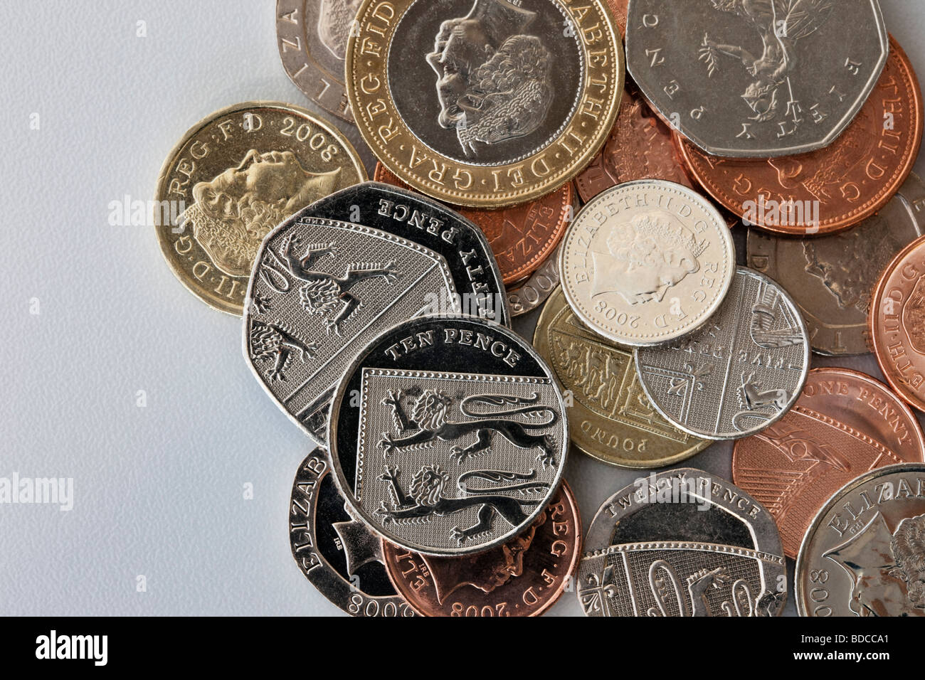 Parte superiore verso il basso di una pila di Sterling denaro in contanti delle monete in vari tagli dal di sopra. Inghilterra Regno Unito Gran Bretagna Foto Stock