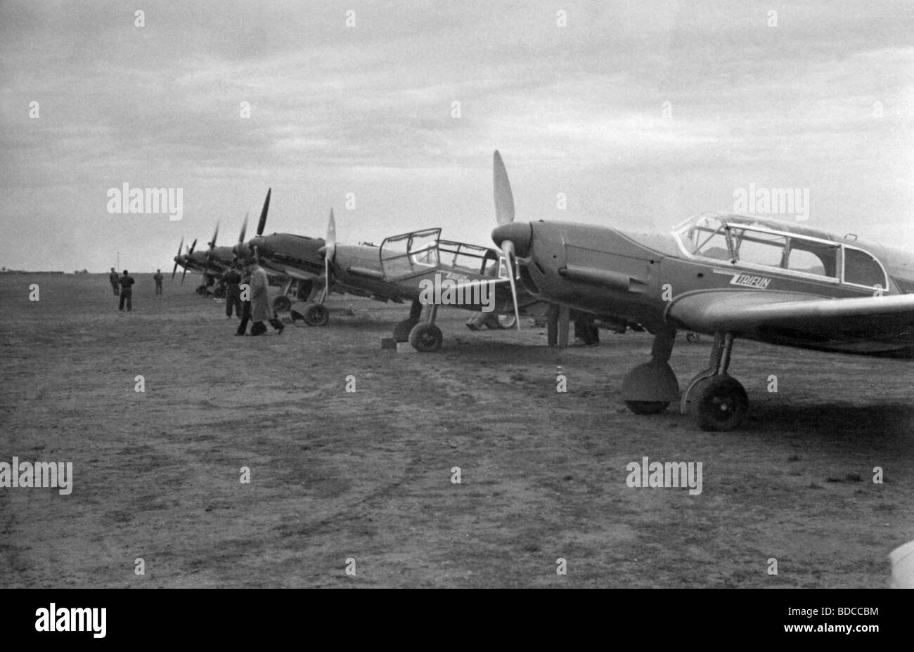Trasporto / trasporto, aviazione, aeromobili, Messerschmitt Bf 108 'Taisfun' su un campo aereo, fine 1930s, Foto Stock