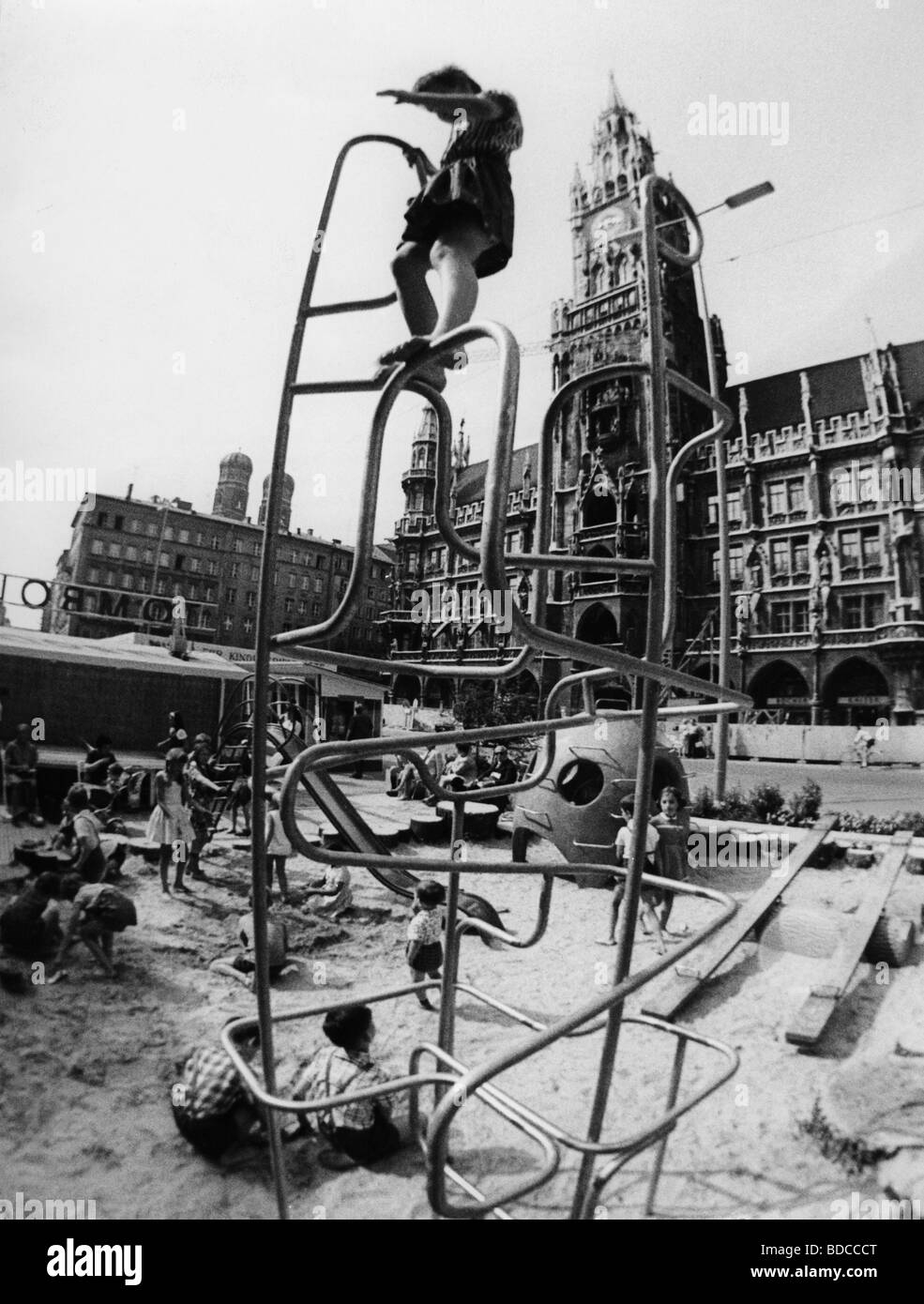 Geografia / viaggio, Germania, Monaco, piazze, Marienplatz, parco giochi durante il trattamento dei bambini, 1969, Foto Stock