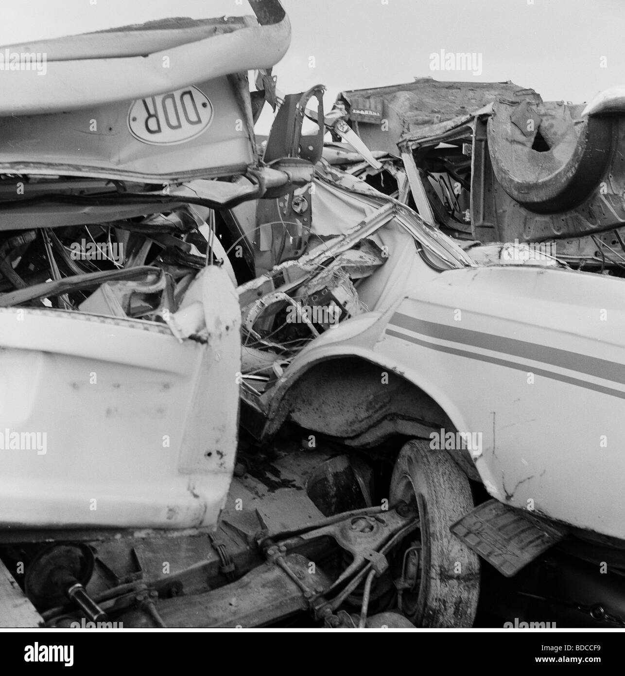 Geografia / viaggio, Germania, GDR, rottami metallici, automobili sul cantiere, luglio 1990, Foto Stock