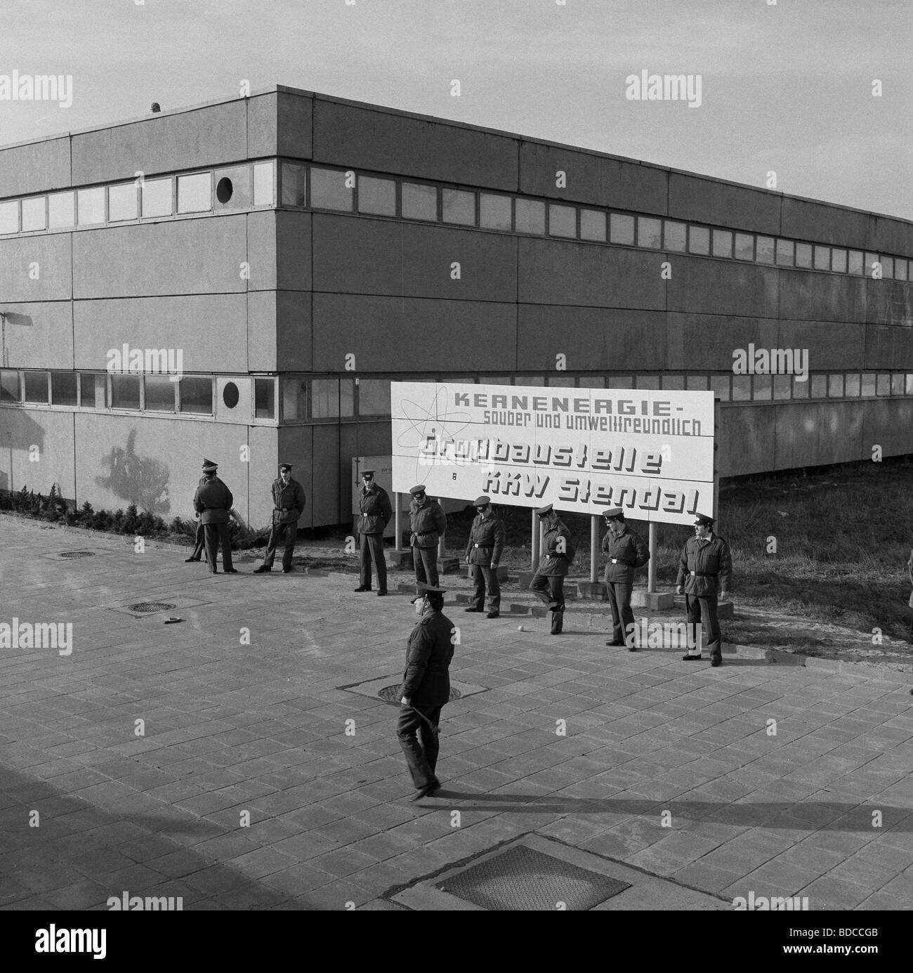 Geografia / viaggio, Germania, RDT, movimento anti-nucleare, Poliziotti che proteggono il sito di costruzione della centrale nucleare Stendal, 11.3.1990, Foto Stock