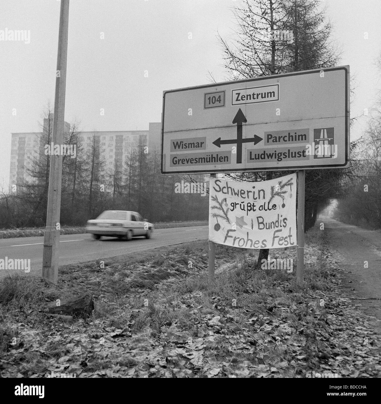 Geografia / viaggio, Germania, RDT, caduta del muro di Berlino, banner di benvenuto per i tedeschi occidentali su strada, Schwerin, inizio dicembre 1989, Foto Stock