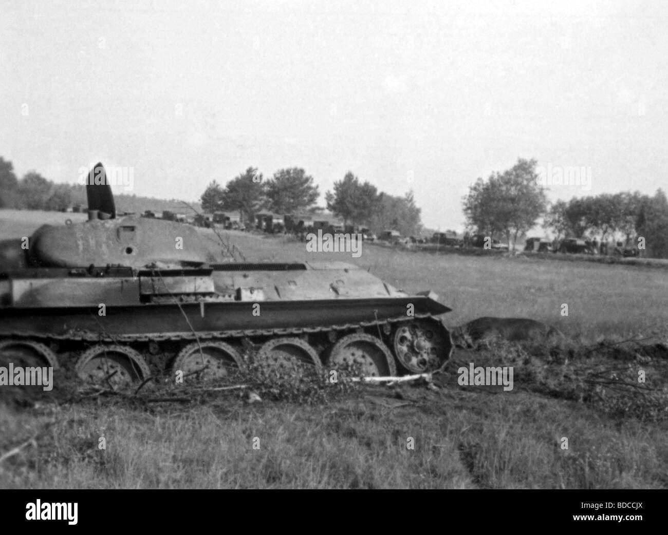 Eventi, Seconda guerra mondiale / seconda guerra mondiale, Russia 1941, colonna tedesca avanzando su una strada tra Bialystok e Vaukavysk, Bielorussia, luglio 1941, in primo piano un serbatoio sovietico abbandonato T-34/76, Foto Stock
