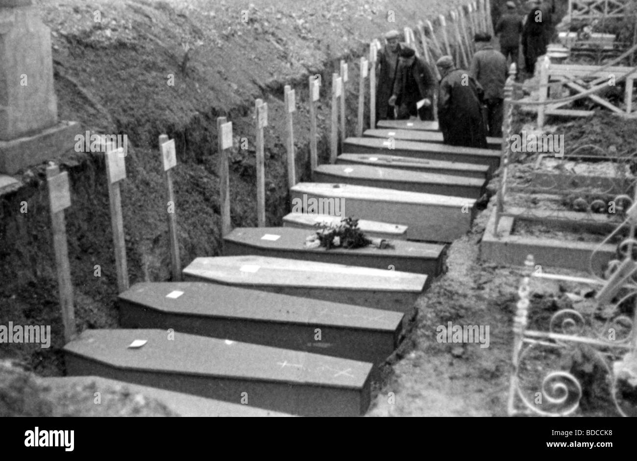 Eventi, Seconda guerra mondiale / seconda guerra mondiale, guerra aerea, Francia 1942 / 1943, raid aereo britannico su Parigi, inizio marzo 1942, sepoltura delle vittime, Foto Stock