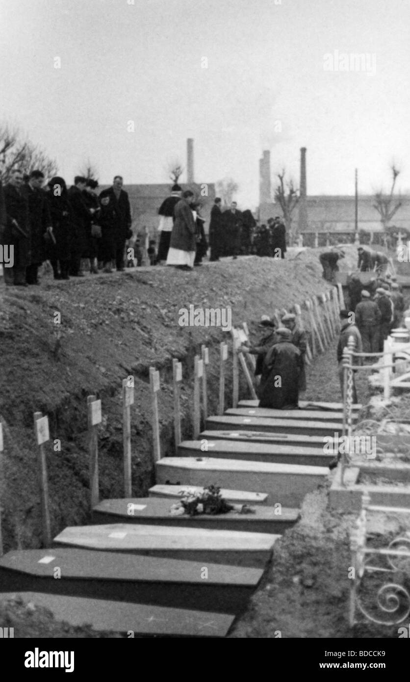 Eventi, Seconda guerra mondiale / seconda guerra mondiale, guerra aerea, Francia 1942 / 1943, raid aereo britannico su Parigi, inizio marzo 1942, sepoltura delle vittime, Foto Stock