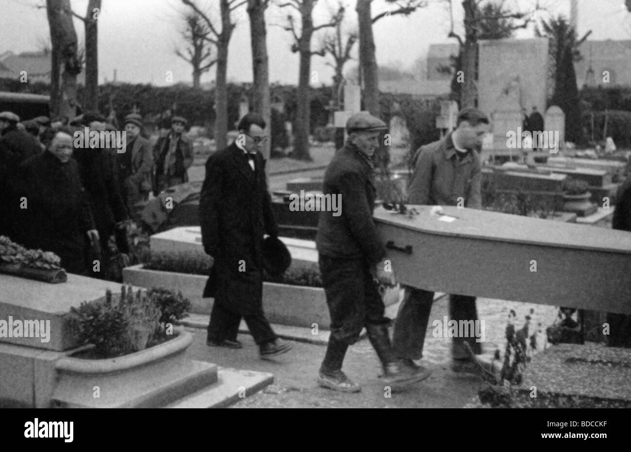 Eventi, Seconda guerra mondiale / seconda guerra mondiale, guerra aerea, Francia 1942 / 1943, raid aereo britannico su Parigi, inizio marzo 1942, sepoltura delle vittime, Foto Stock