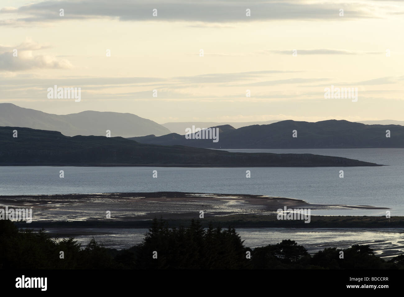 Sole serale sulle isole di Little Cumbrae, Bute e Arran nel Firth di Clyde sulla costa occidentale della Scozia, Regno Unito Foto Stock