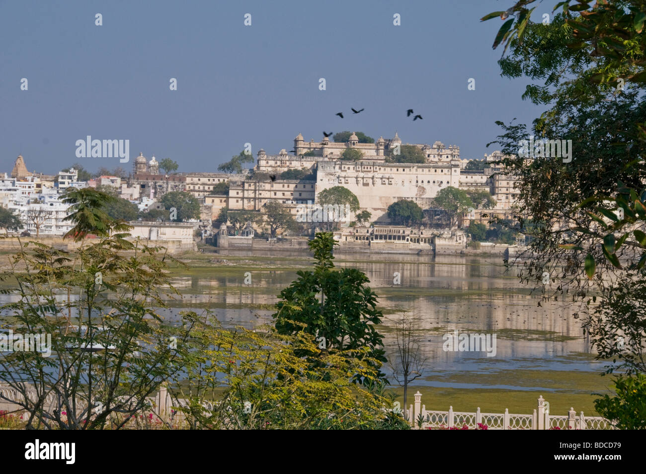 Hotel Udaivilas e terreni che si affacciano Palazzo di Città, il Lago Palace Hotel, Lago Pichola, Udaipur, Rajasthan, India Foto Stock