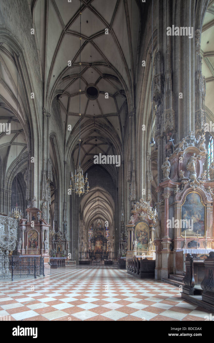Navata gotica, la cattedrale di Santo Stefano, Stephansdom, Stephansplatz, Vienna, Austria Foto Stock