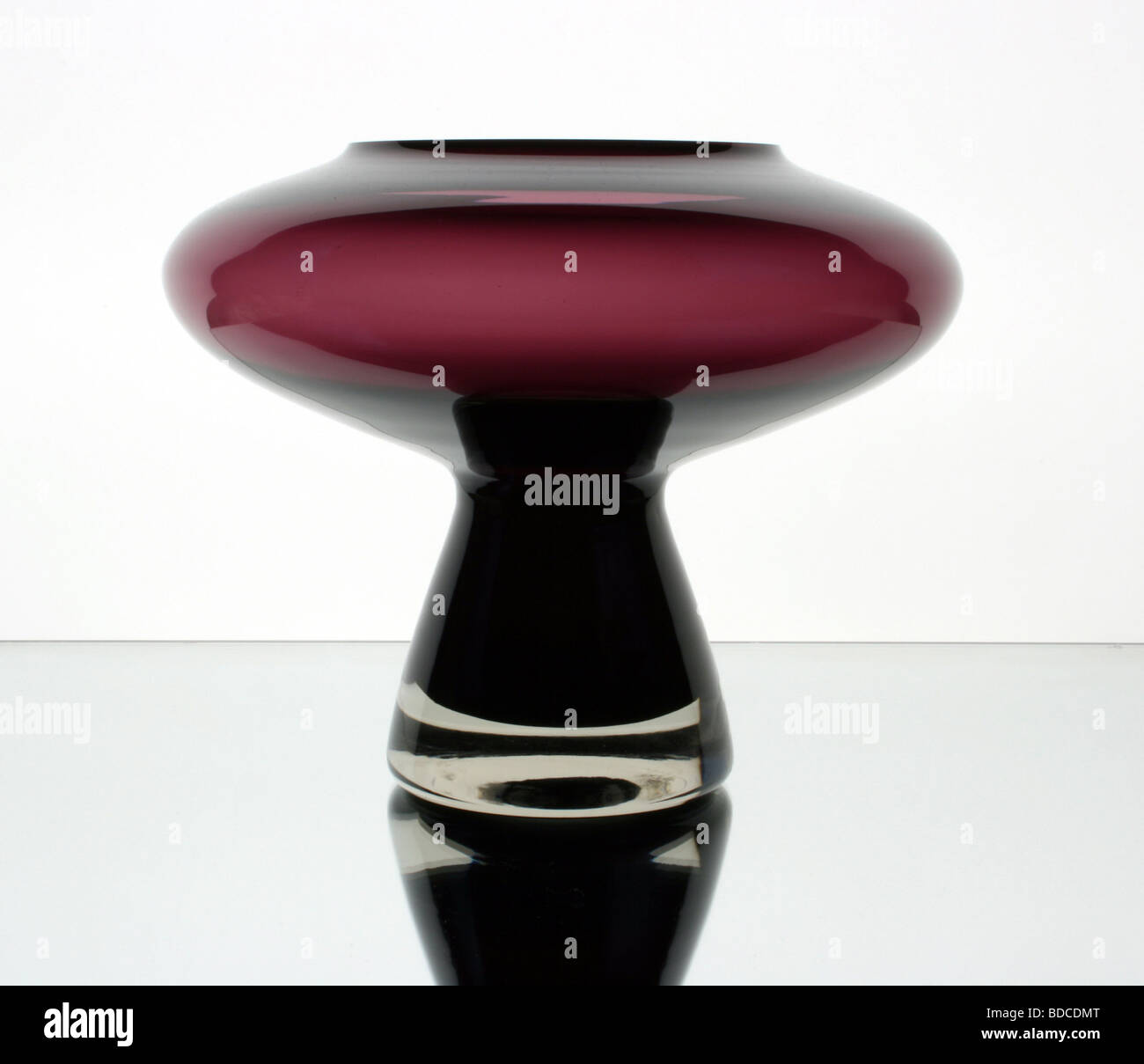 Belle arti, vetro, vasi, Petras nave I gruppo, rosso-lilla, altezza: 19 cm, diametro: 20 cm, realizzato dalla VEB Glaswerk Harzkristall, Derenburg, gdr, 1980/1981, artista del diritto d'autore non deve essere cancellata Foto Stock