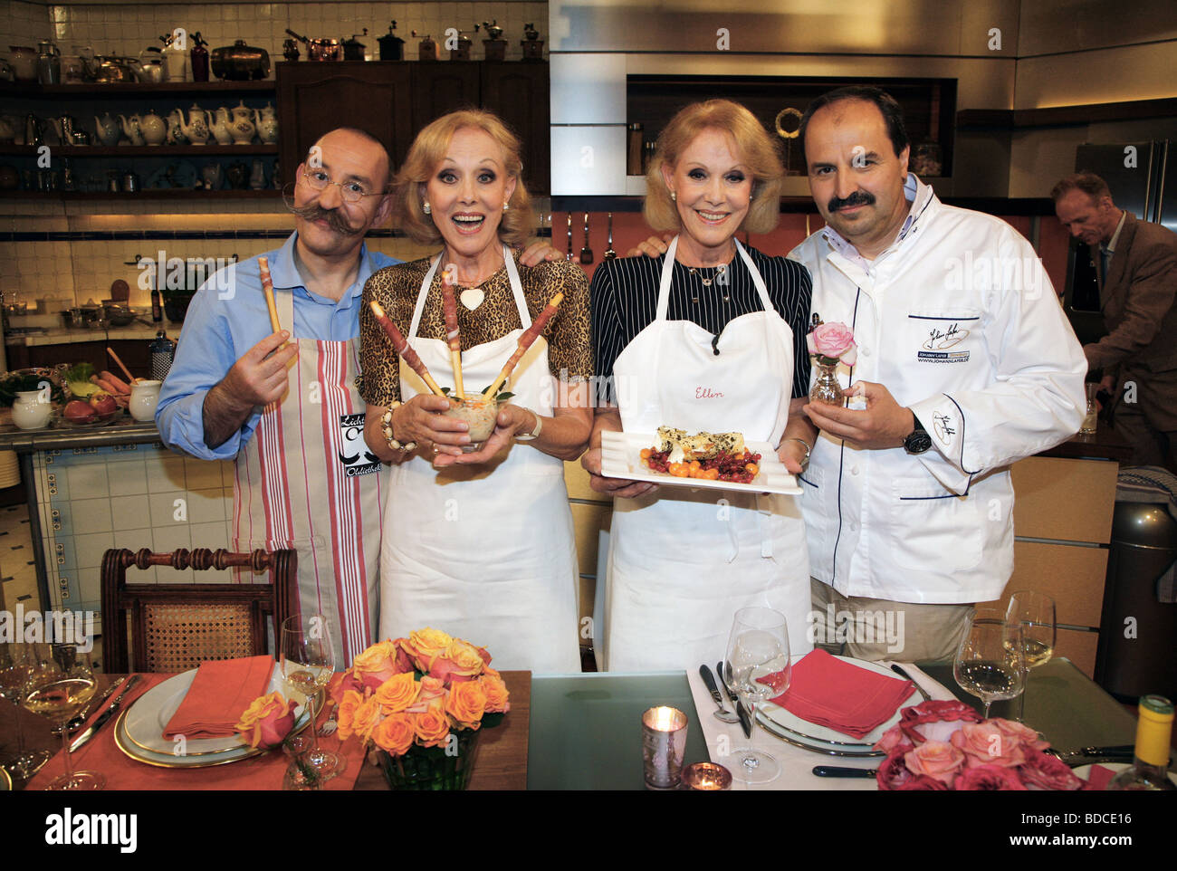 Fernsehshow, 'Lafer! Lichter! Lecker!', BRD 2008, Gruppenbild mit: Horst Lichter, Alice und Ellen Kessler, Johann Lafer, a terze parti Permissions-Neccessary Foto Stock