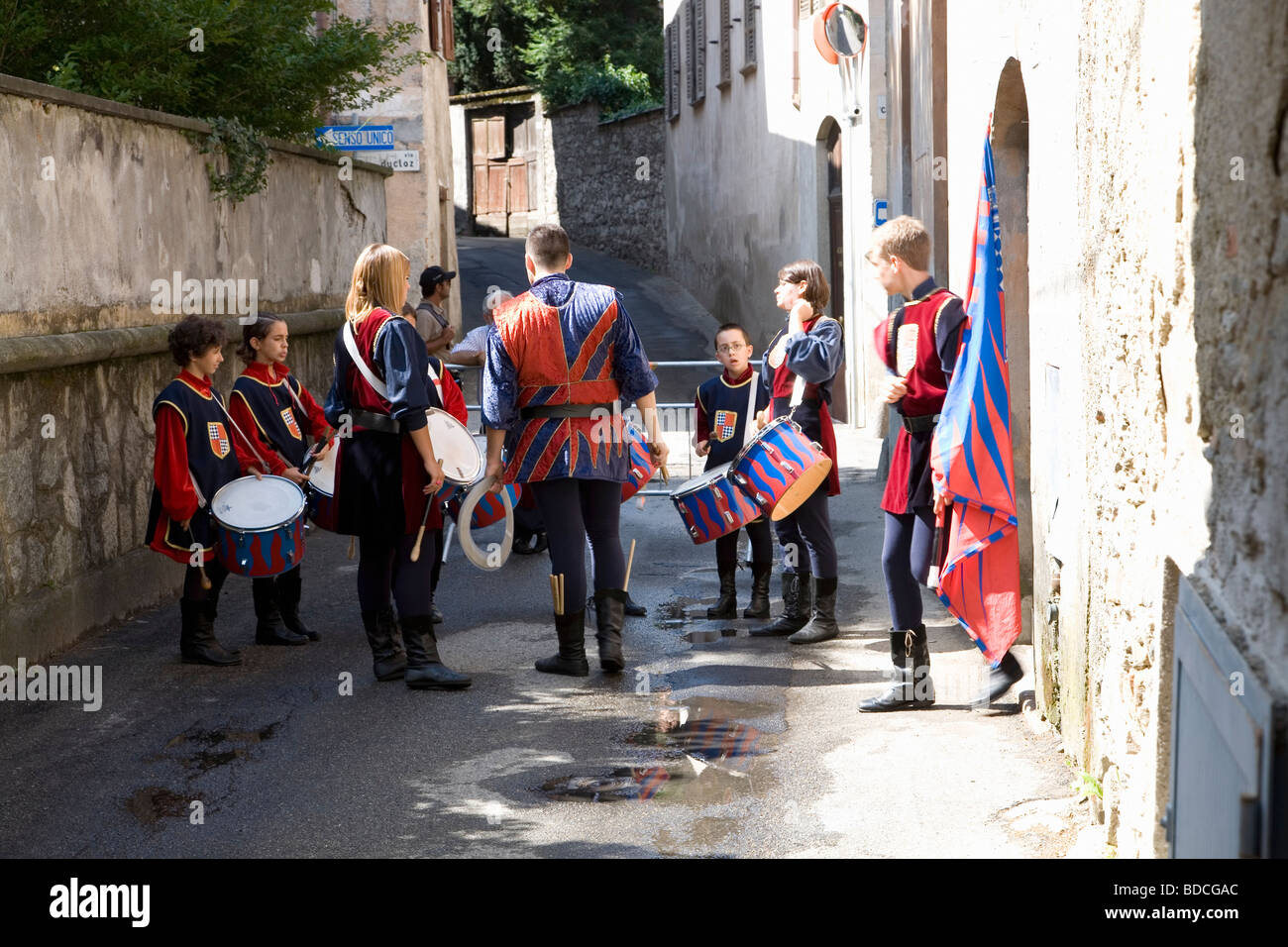 Formando la band in una strada laterale a marzo al centro del villaggio di Ameno, Italia, durante il Palio, un festival estivo annuale Foto Stock