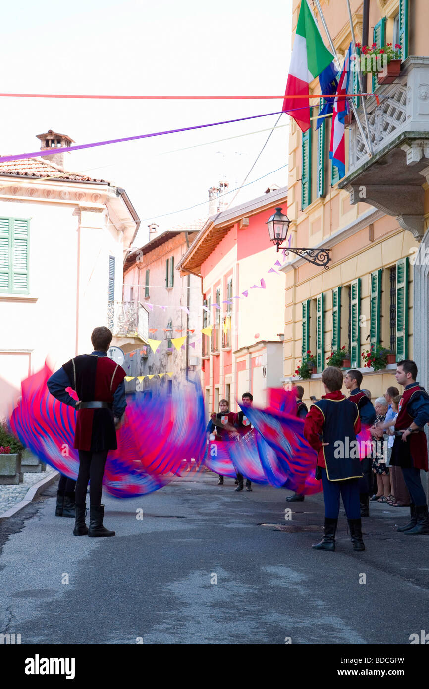 Manganelli swirl in una sfilata di giovani per celebrare il Palio (un festival estivo medievale) ha recentemente iniziato a Ameno, Italia Foto Stock