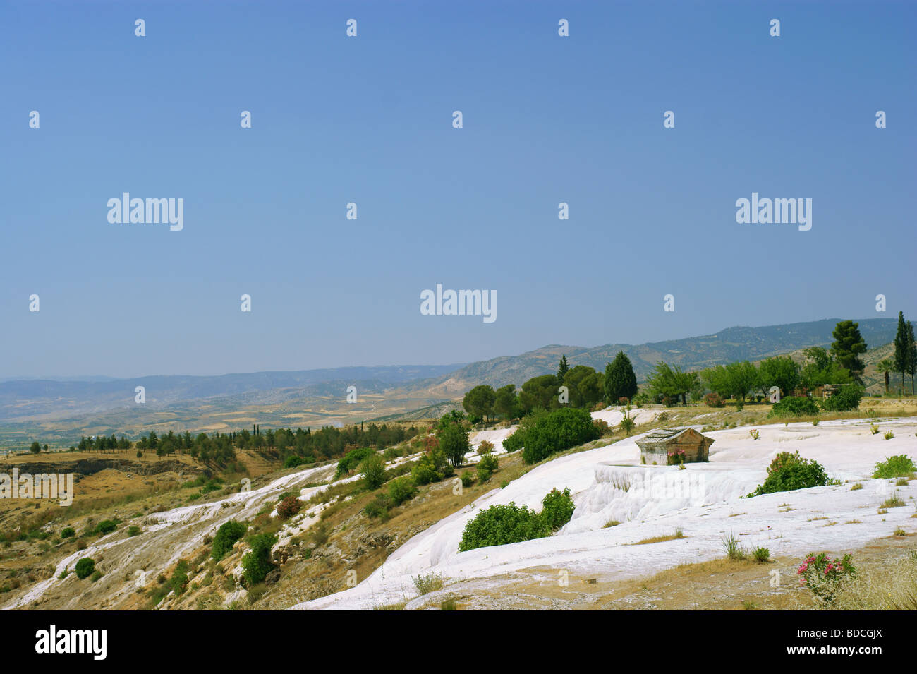 Tomba e terrazze con acqua, Pamukkale Hierapolis, Turchia. Foto Stock