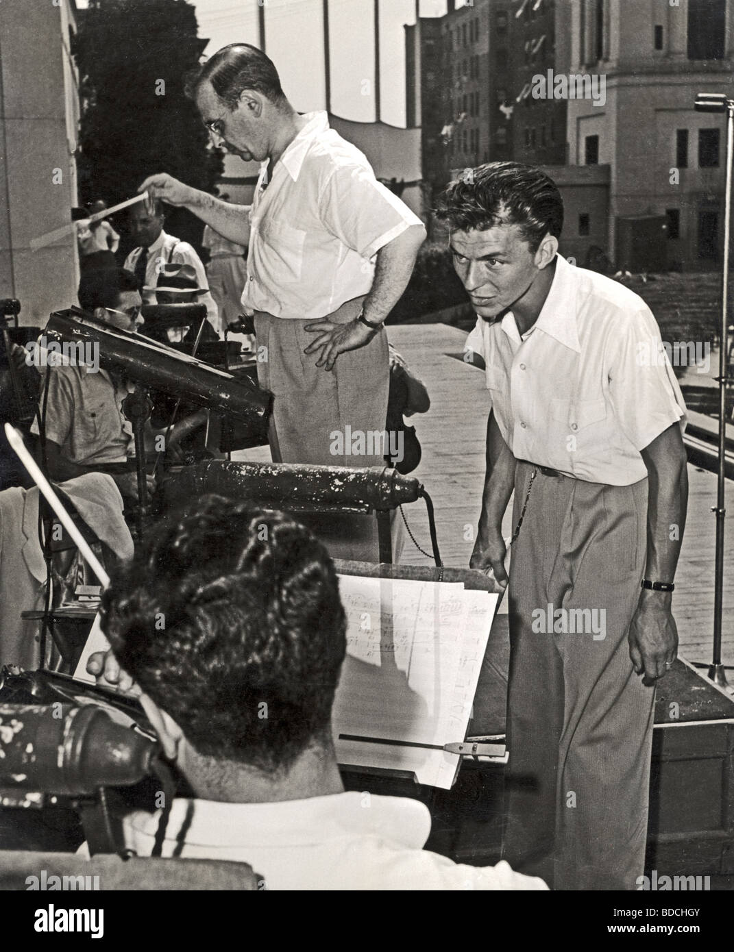 FRANK SINATRA all'Hollywood Bowl nel 1943 con un orchestra diretta da film compositore Max Steiner Foto Stock