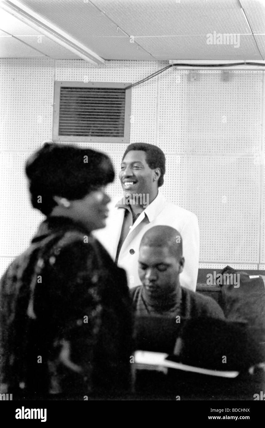 OTIS REDDING con Booker T a London Studio di registrazione durante la loro 1967 tour europeo con Carla Thomas. Vedere la descrizione seguente Foto Stock
