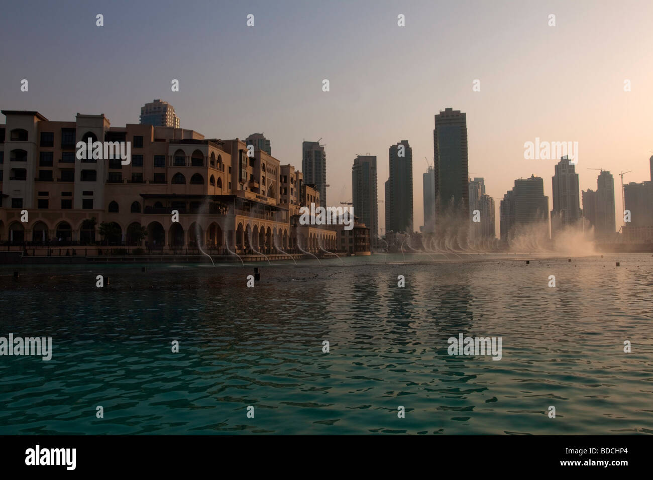Fontane nel lago artificiale a Dubai Mall Foto Stock