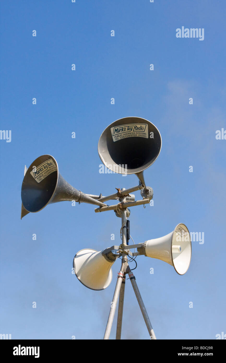 Per la comunicazione al pubblico e di altoparlanti contro il cielo blu Foto Stock